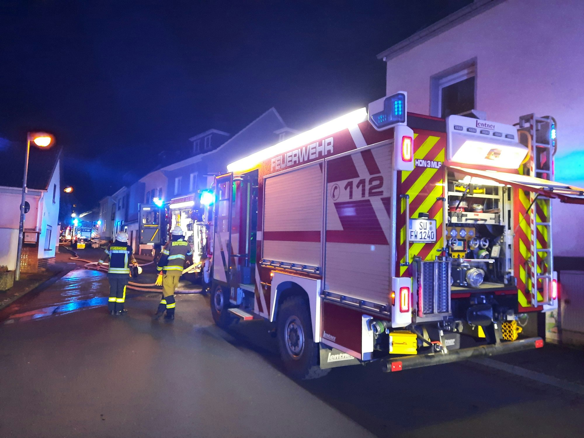 Feuerwehrfahrzeuge auf einer Straße.