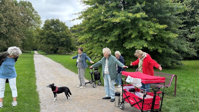 Mit einem Bollerwagen zieht das Seniorennetzwerk Vogelsang durch die Parks und macht Angebote wie hier Gymnastik im Freien