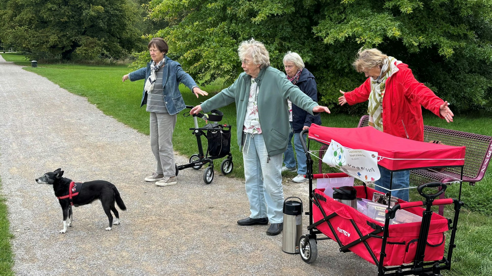 Mit einem Bollerwagen zieht das Seniorennetzwerk Vogelsang durch die Parks und macht Angebote wie hier Gymnastik im Freien