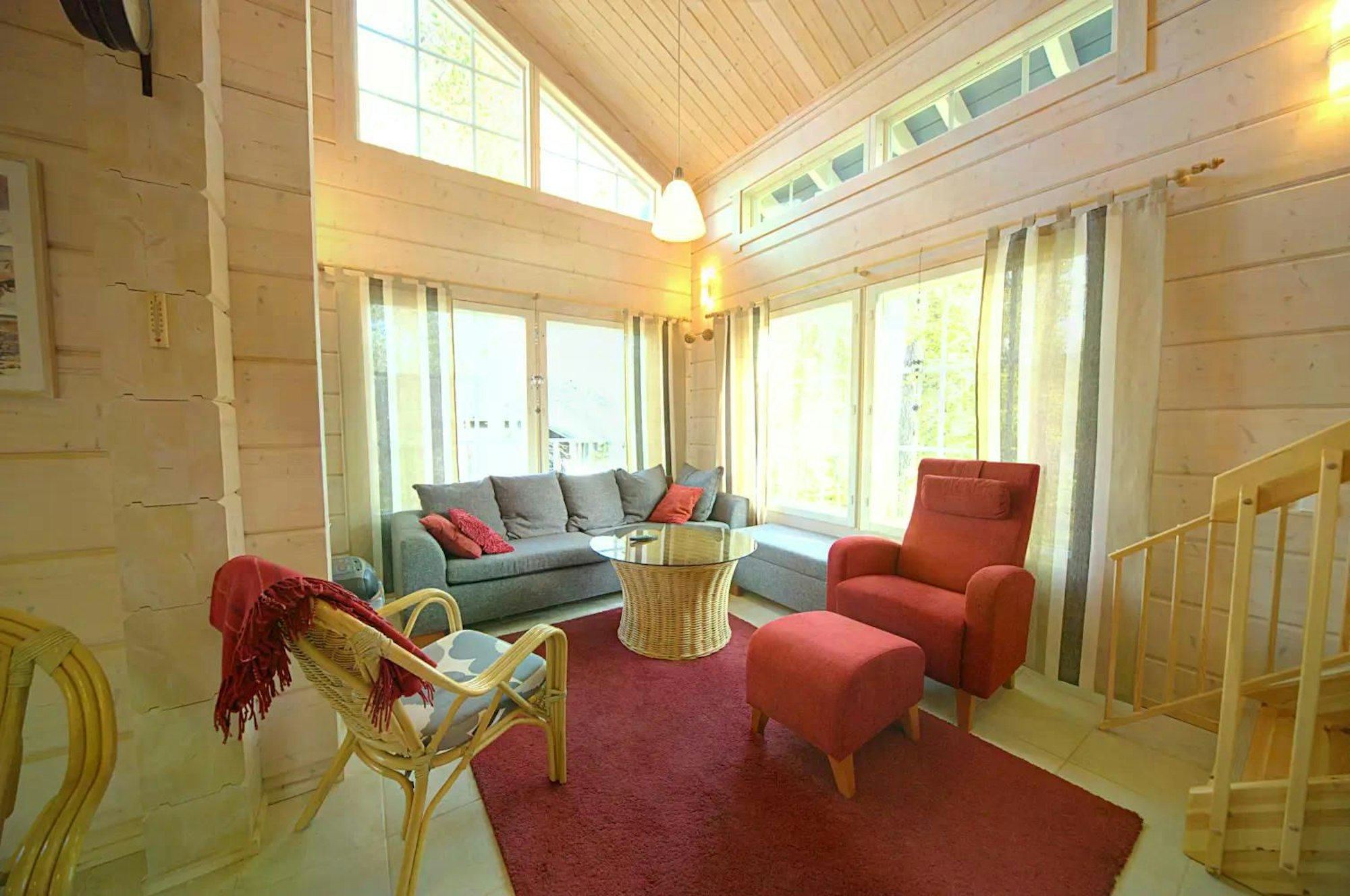 Das Bild zeigt eine gemütliche Blockhütte von innen.