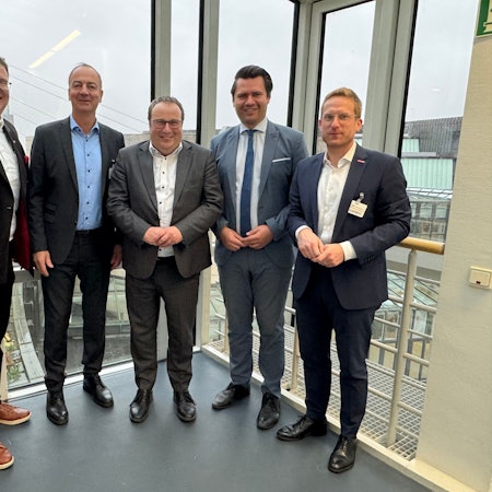 Das Foto zeigt die Delegation mit dem Minister im Landtag.