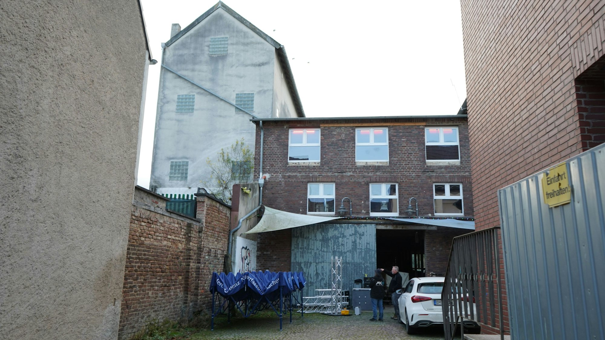 Das Foto zeigt einen Innenhof.