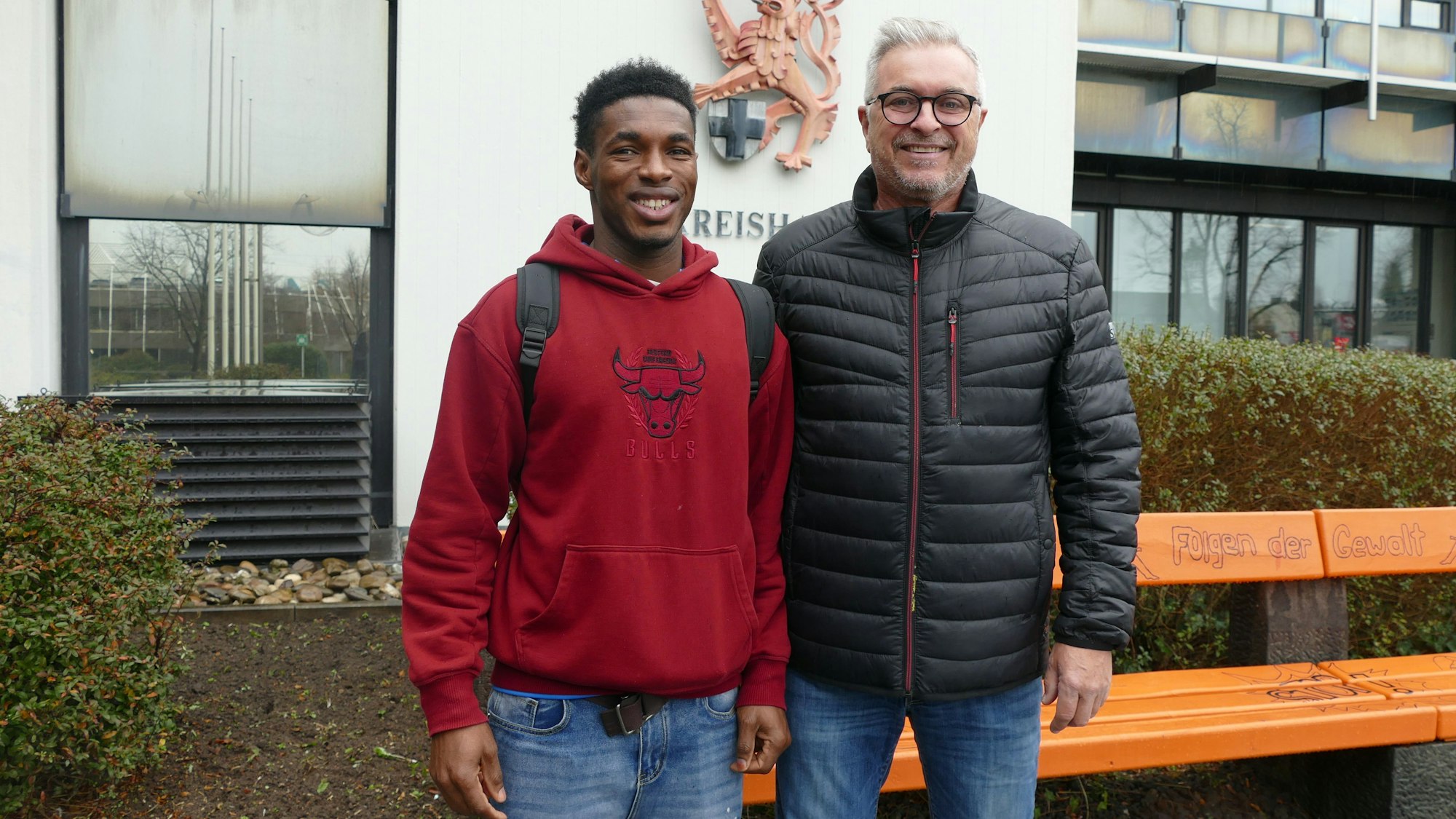 Hansjörg Kuhl und Abdou Diallo haben erreicht, dass die Ausländerbehörde des Rhein-Sieg-Kreises der Empfehlung der Härtefallkommission folgt