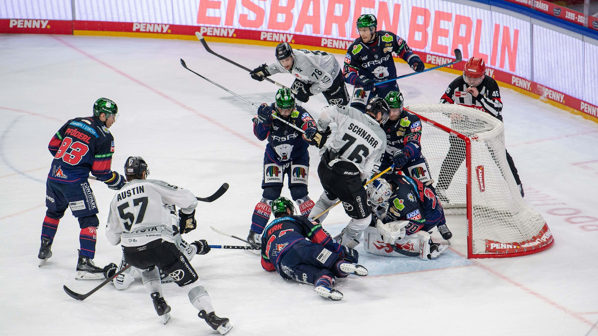 Mittendrin im Getümmel: Nate Schnarr (weißes Trikot Nr. 76) mischt kräftif vor dem Tor der Eisbären Berlin mit.