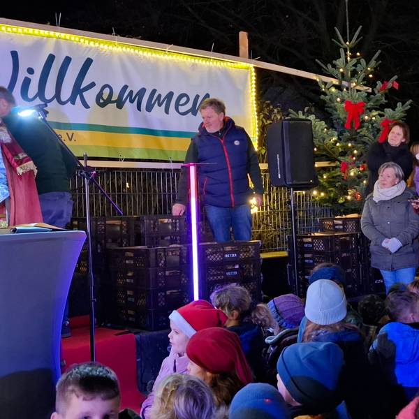 Auf der Bühne lobte der Nikolaus Burscheids Kinder und Eltern.