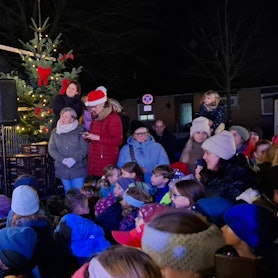 Auf der Bühne lobte der Nikolaus Burscheids Kinder und Eltern.