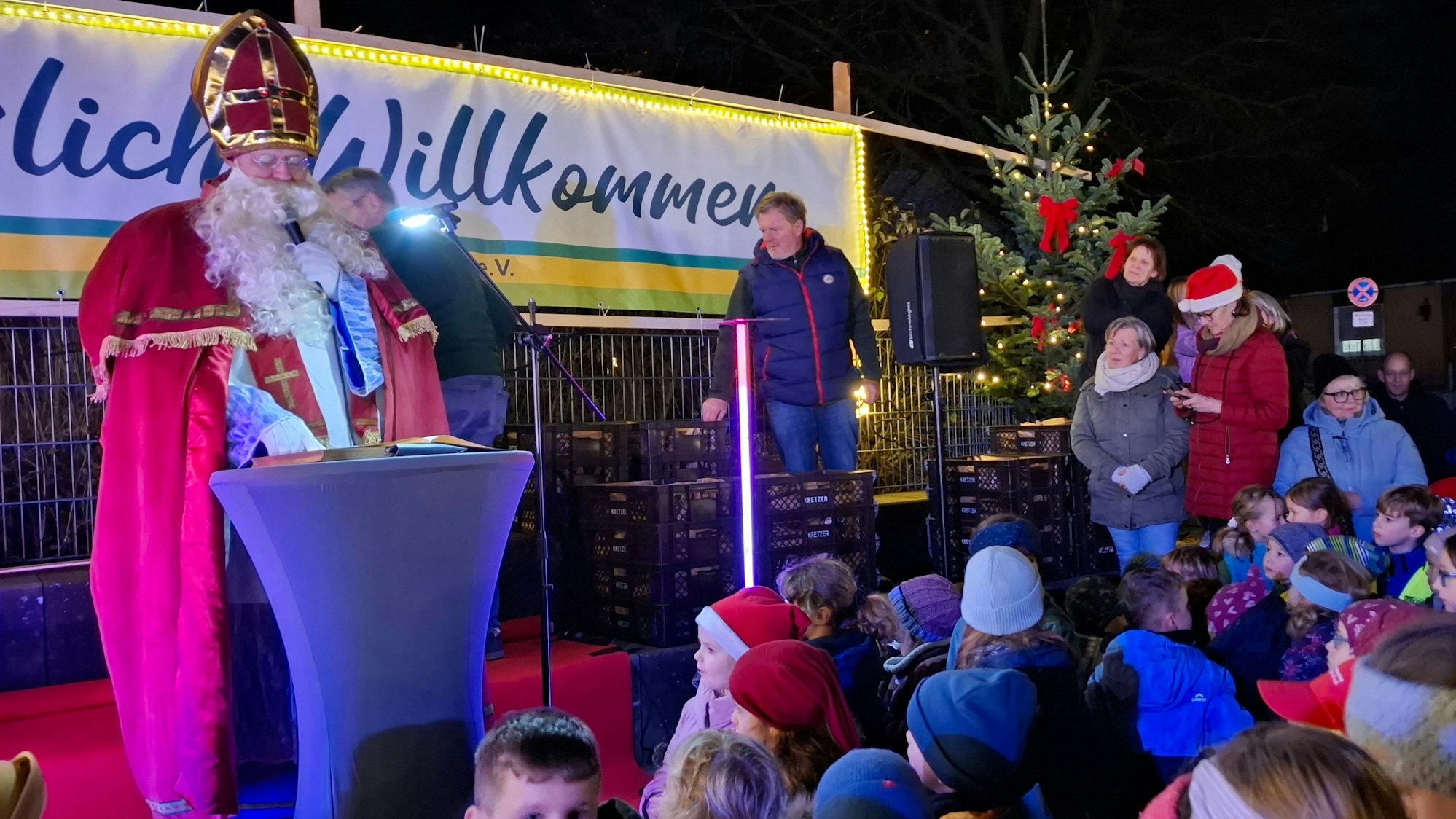 Auf der Bühne lobte der Nikolaus Burscheids Kinder und Eltern.