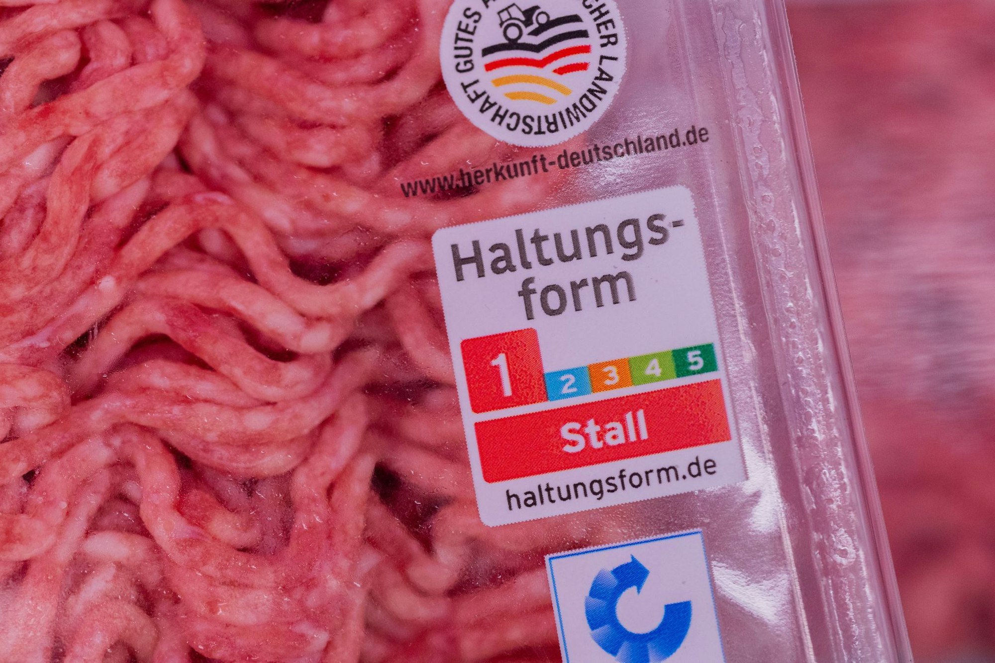 Das neue Logo soll im Supermarkt zeigen, wie die Tiere gehalten wurden. (Symbolbild)