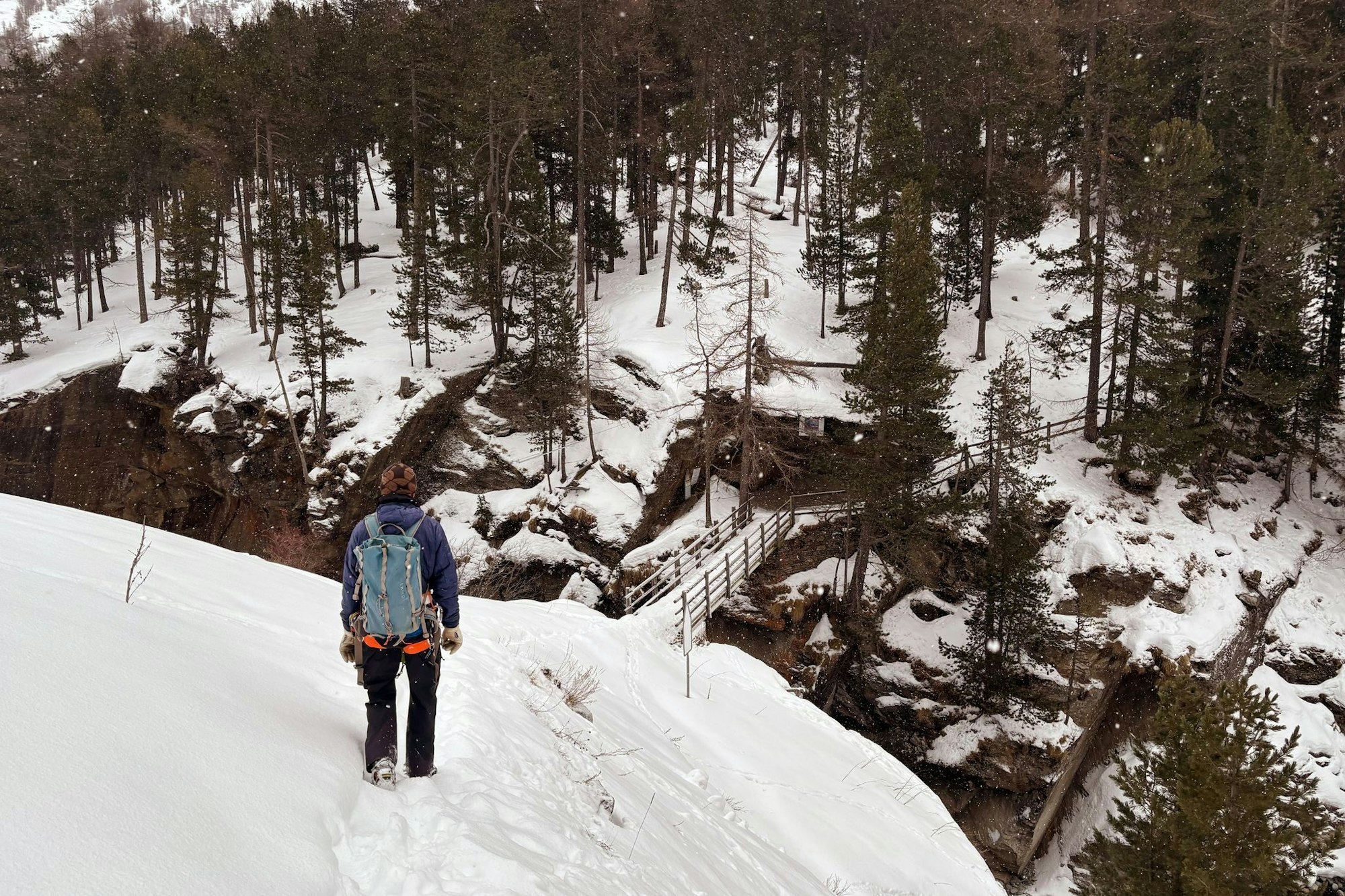 Der Weg in die Schlucht führt durch verschneites Gelände - ohne Guide ist der Durchgang verboten.