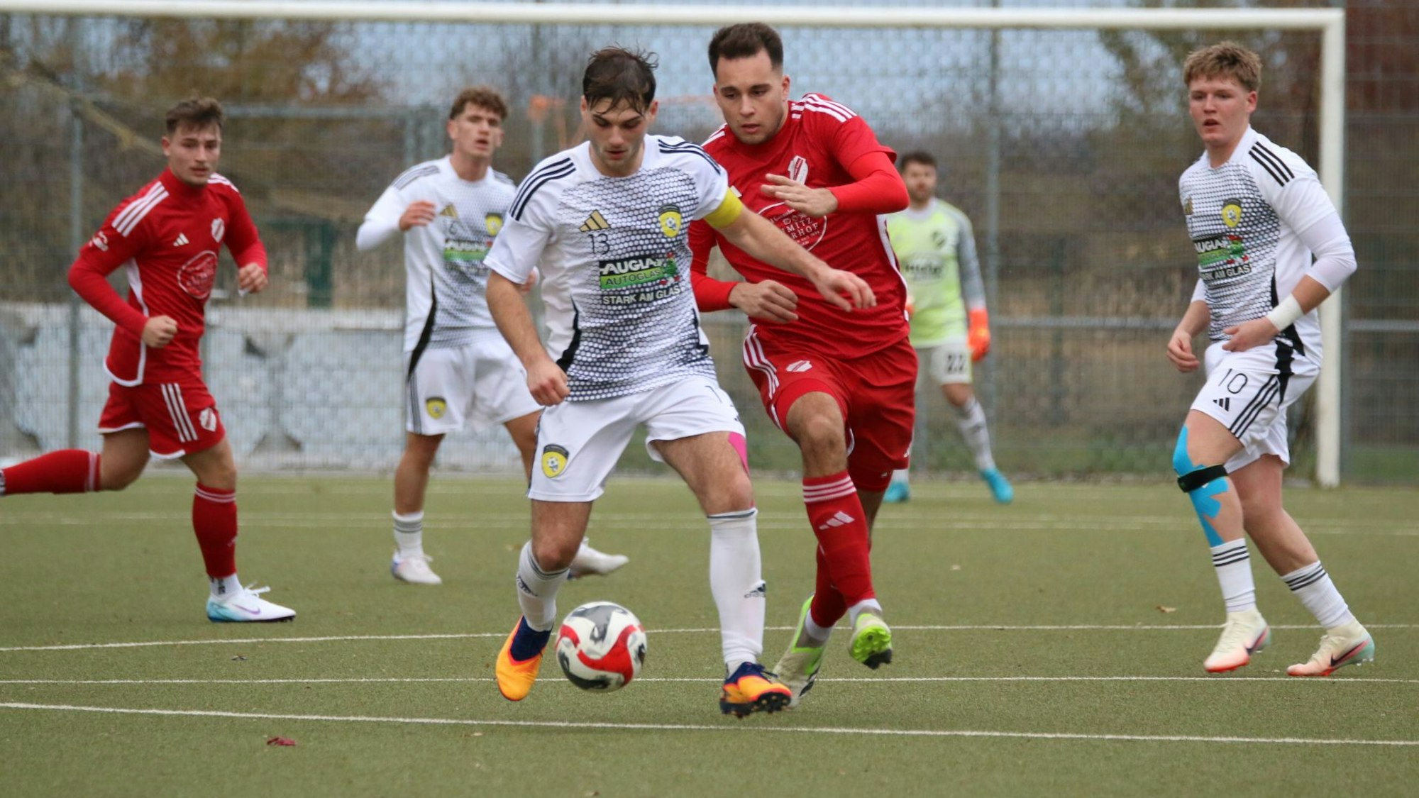 Das Bild zeigt die beiden Obengenannten im Zweikampf.