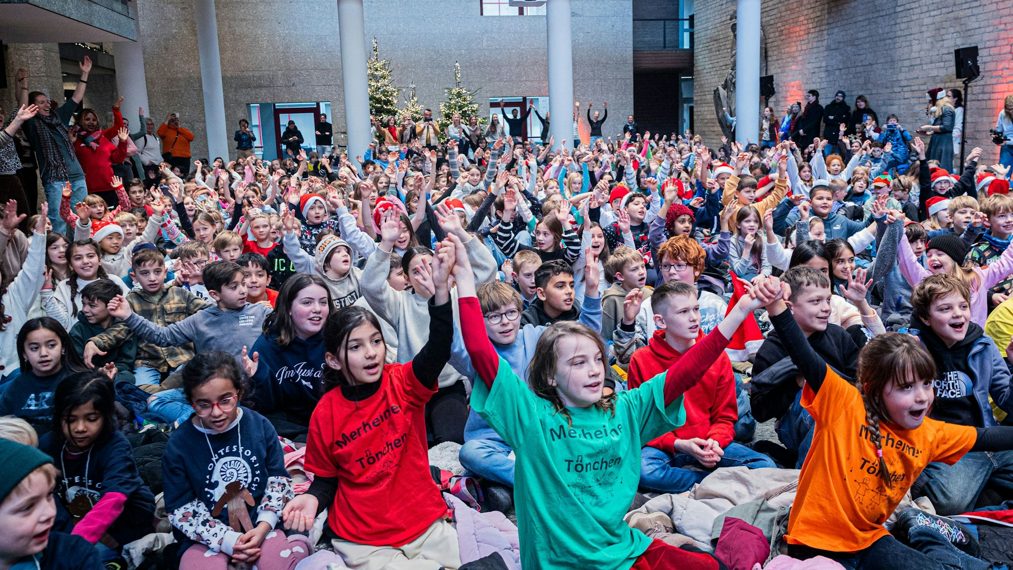 Aus 25 Klassen setzte sich das Publikum in der Piazetta zusammen. Die Kinder waren hoch motiviert.
