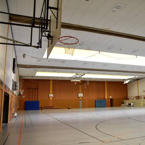 Blick in eine leere Sporthalle.