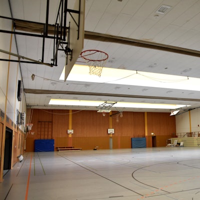 Blick in eine leere Sporthalle.