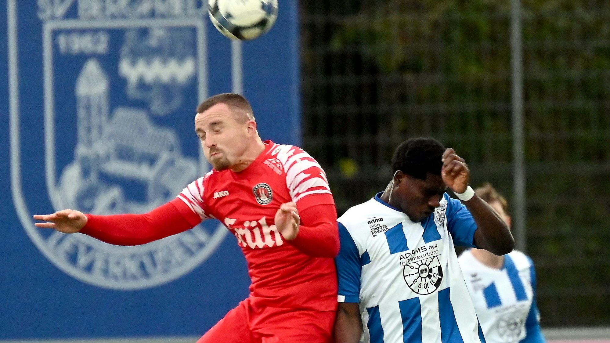 30.11.2025, Fussball-Bergfried Leverkusen-Rheindorf Köln Nord
links: Manuel Montag (Rheindorf)
rechts: Dave Famakinwa (Bergfried)
Foto: Uli Herhaus