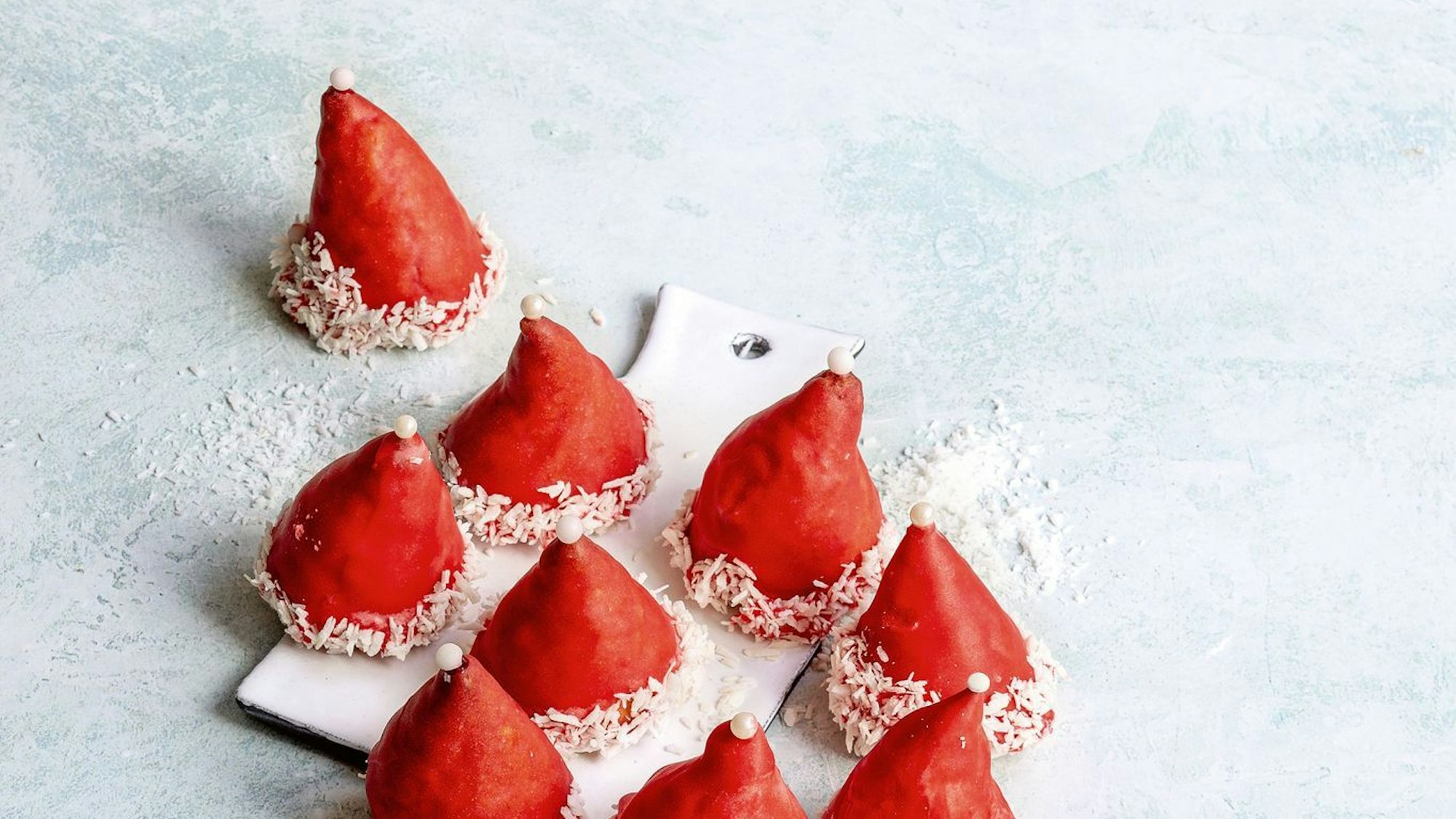 Durch die dreidimensionale Form haben die Nikolaus-Mützen aus Marzipan einen perfekten Stand.