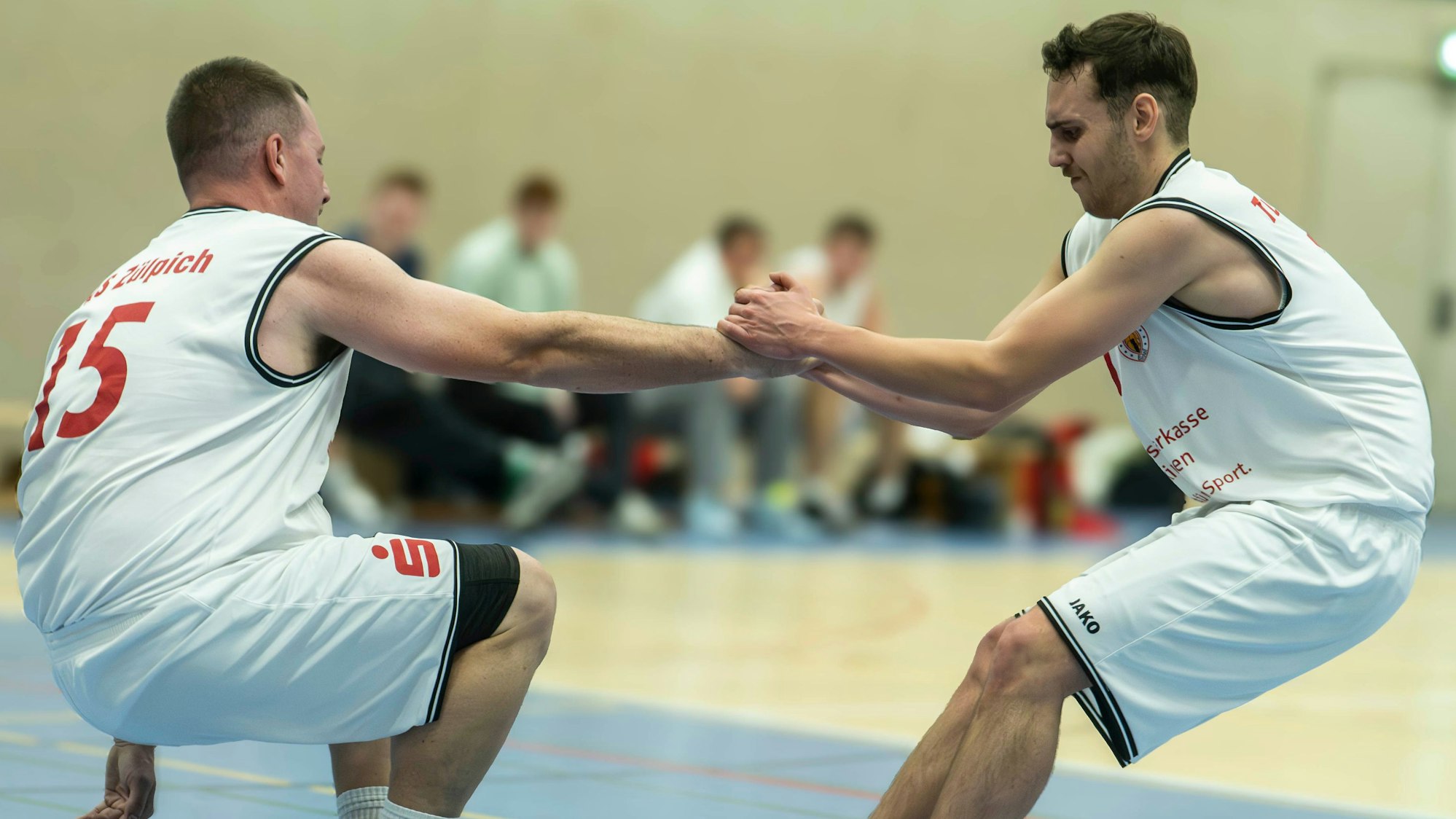 Das Bild zeigt die beiden Basketballer des TuS Zülpich.