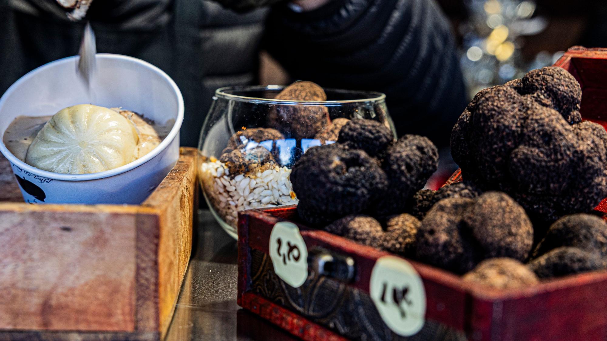Gourmets werden am Stand von Alen Radic fündig, der dort seine Trüffelspezialitäten anbietet.