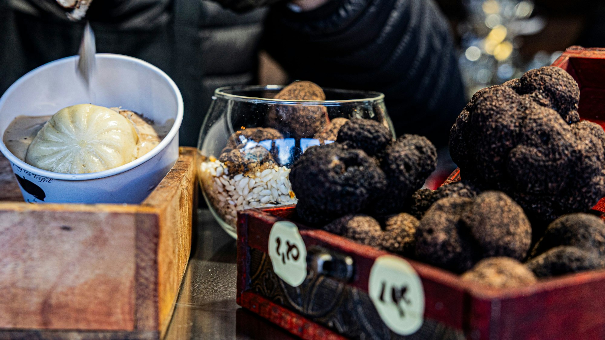 Gourmets werden am Stand von Alen Radic fündig, der dort seine Trüffelspezialitäten anbietet.