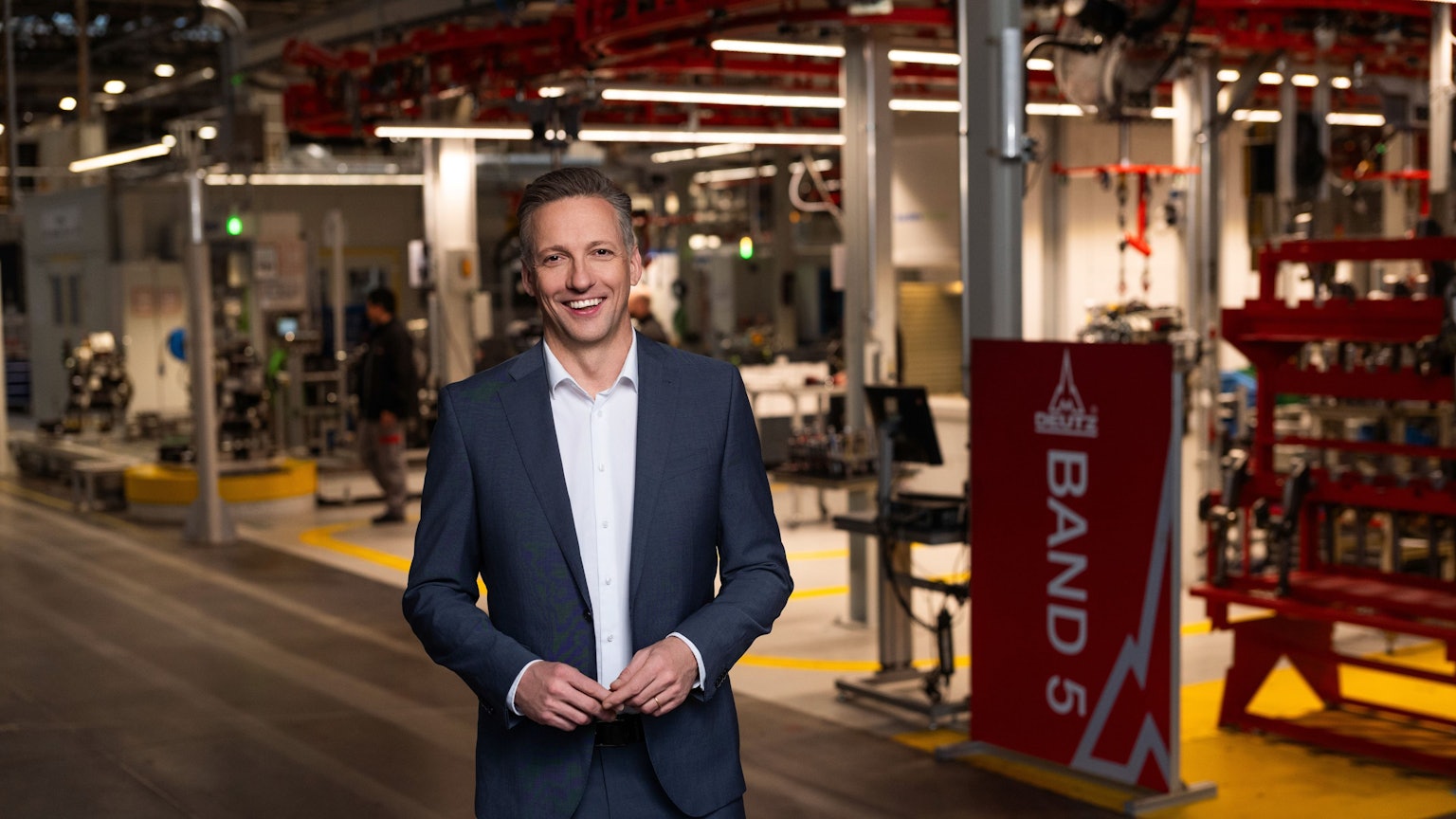 Deutz-Chef Sebastian C. Schulte in der Motorenfertigung in Köln-Porz.