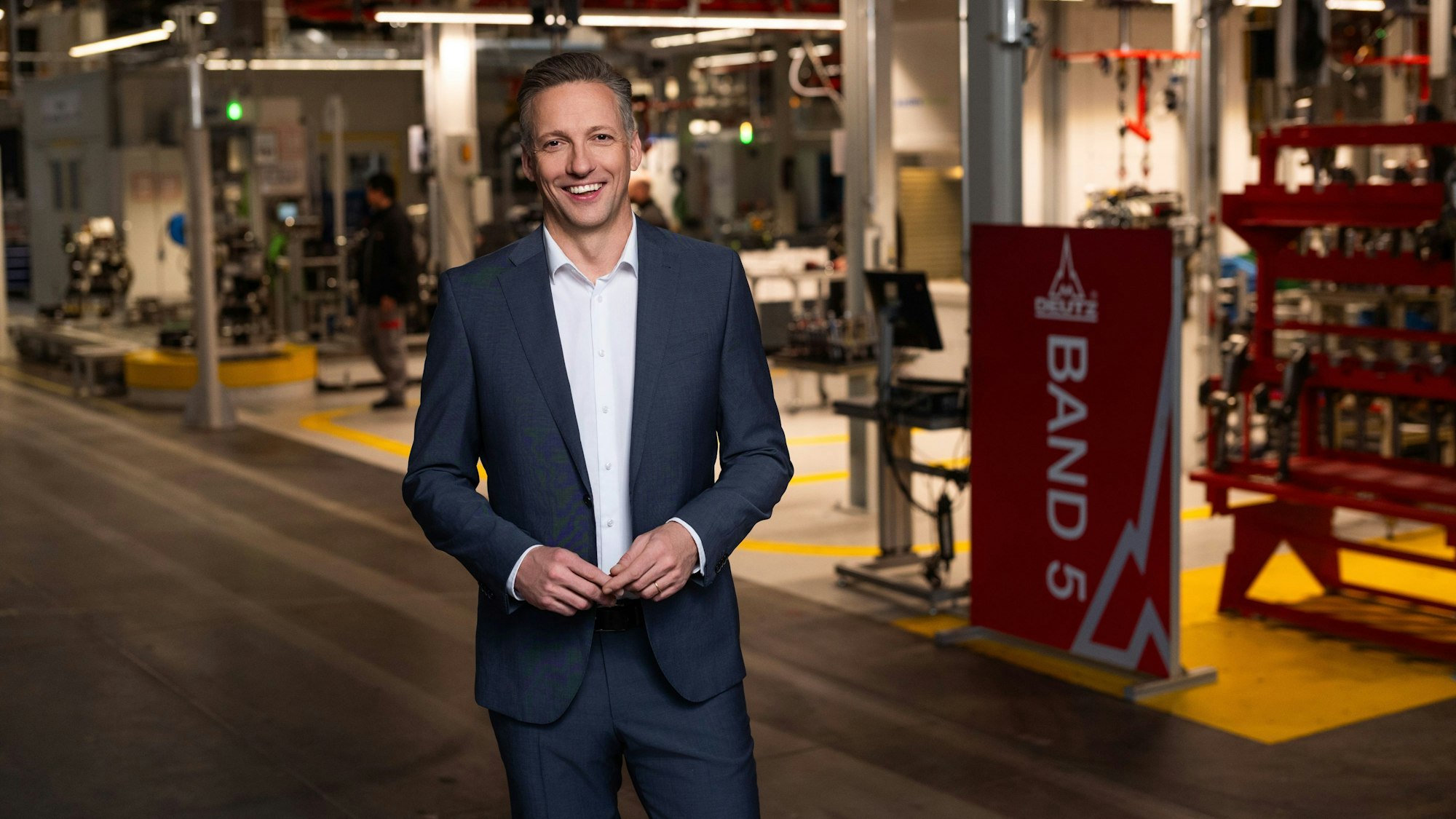 Deutz-Chef Sebastian C. Schulte in der Motorenfertigung in Köln-Porz.