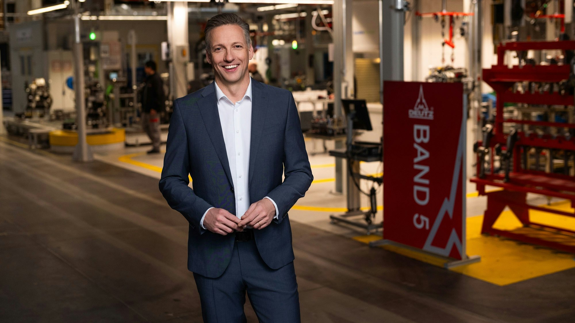 Deutz-Chef Sebastian C. Schulte in der Motorenfertigung in Köln-Porz