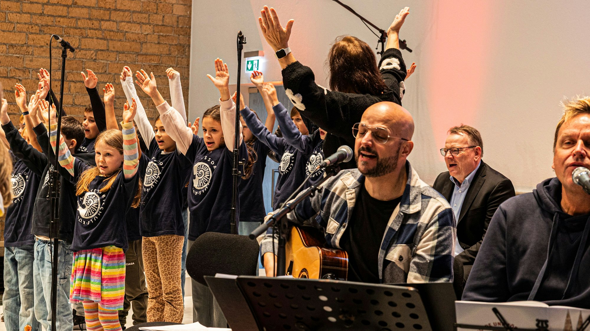 Die Bläck Fööss und auch OB Thorsten Burmester unterstützten die Pänz auf der Bühne.