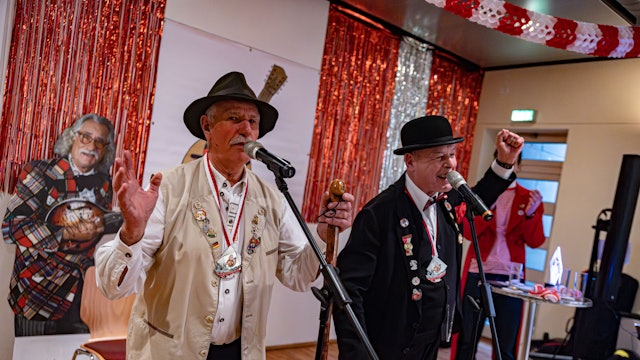 Der Bauer und der Wiener erhalten den Hans Süper Preis überreicht von Fabian