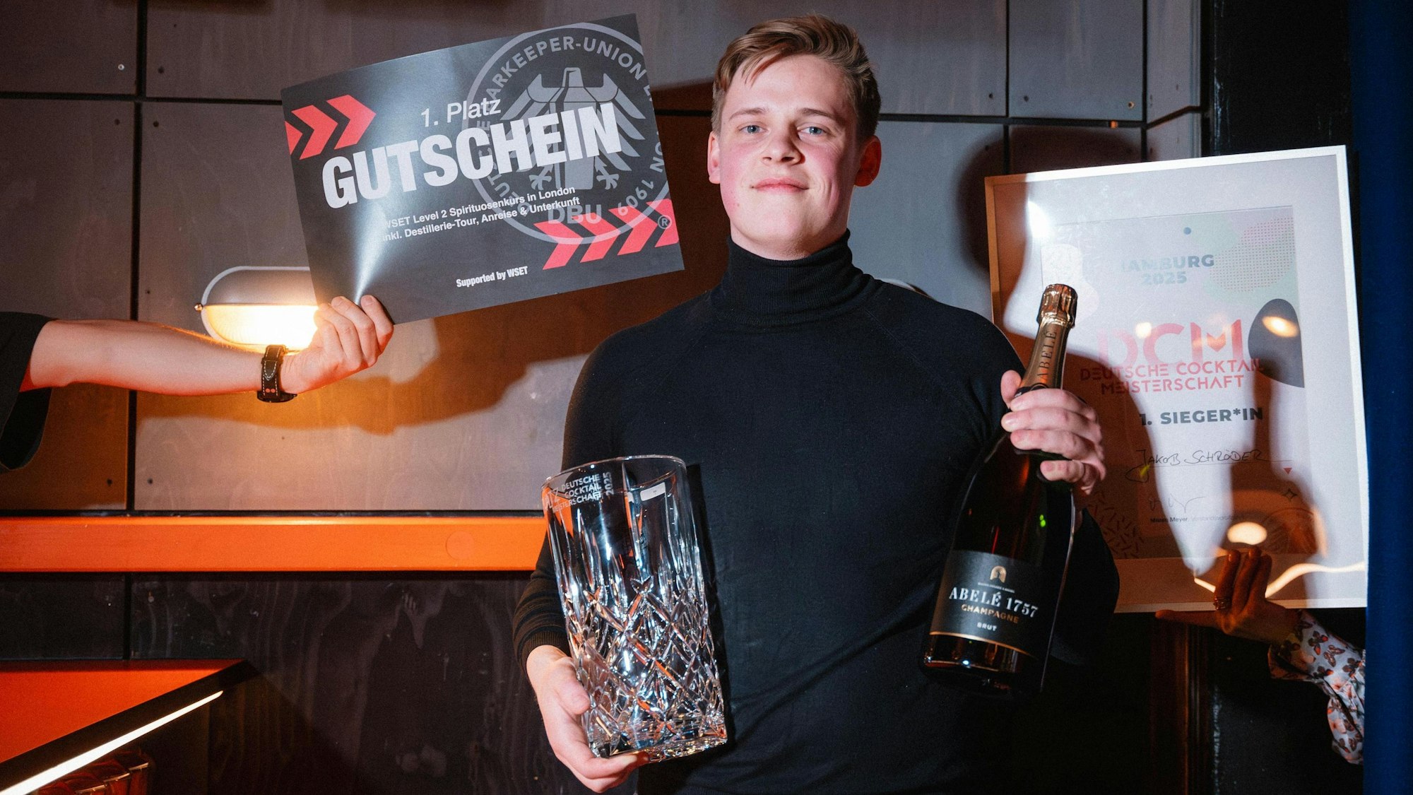 Der neue Deutsche Cocktailmeister Jakob Schröder bei seiner Preisverleihung in Hamburg.