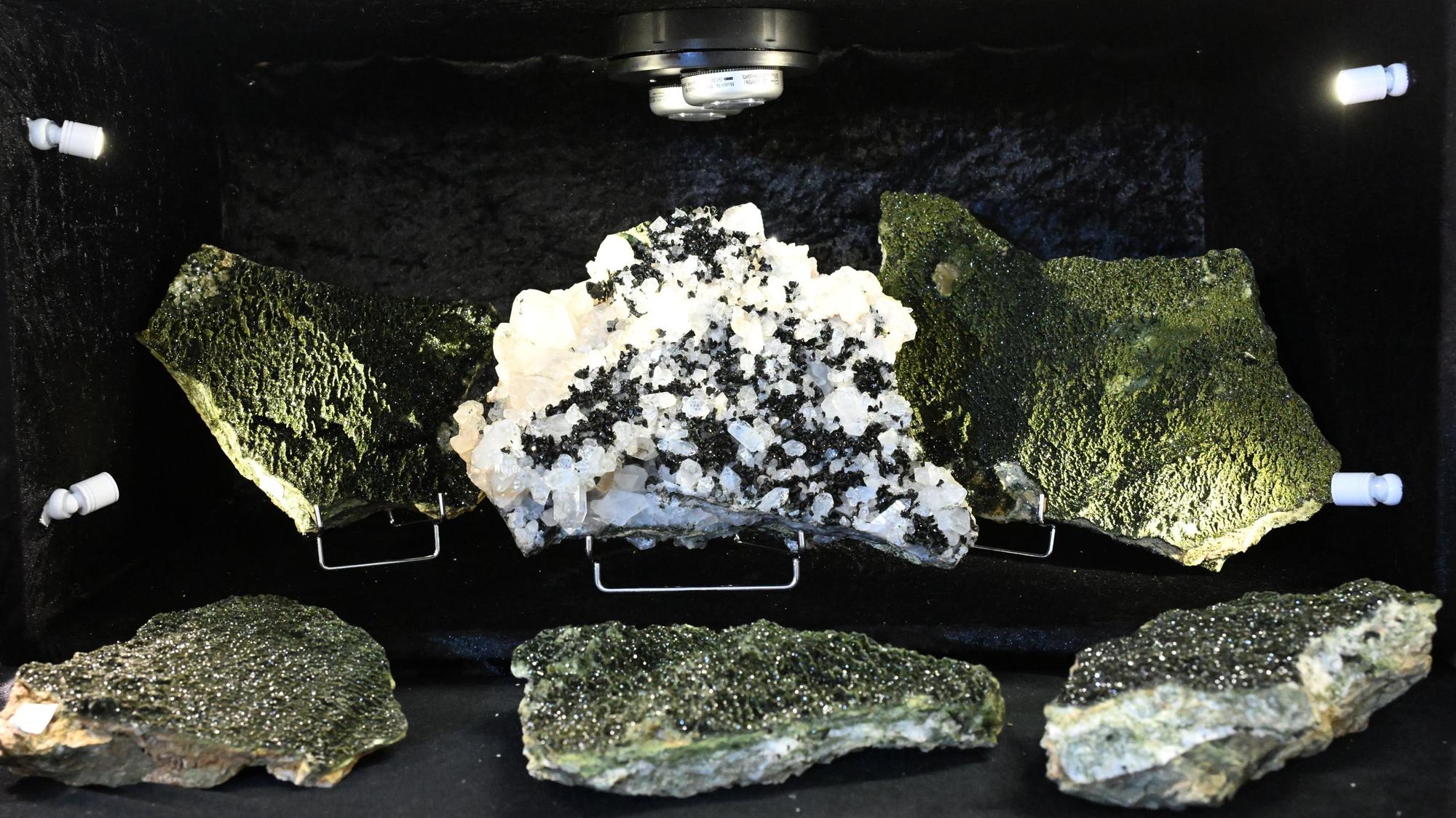 Grüne und weiße Mineralien liegen nebeneinander.