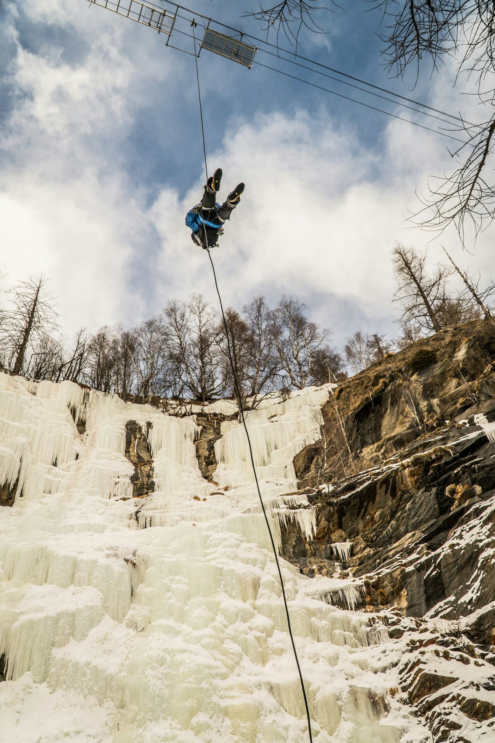 Sieht von oben noch viel höher aus: die letzte Mutprobe auf unserer Tour, das Abseilen von einer Hängebrücke.
