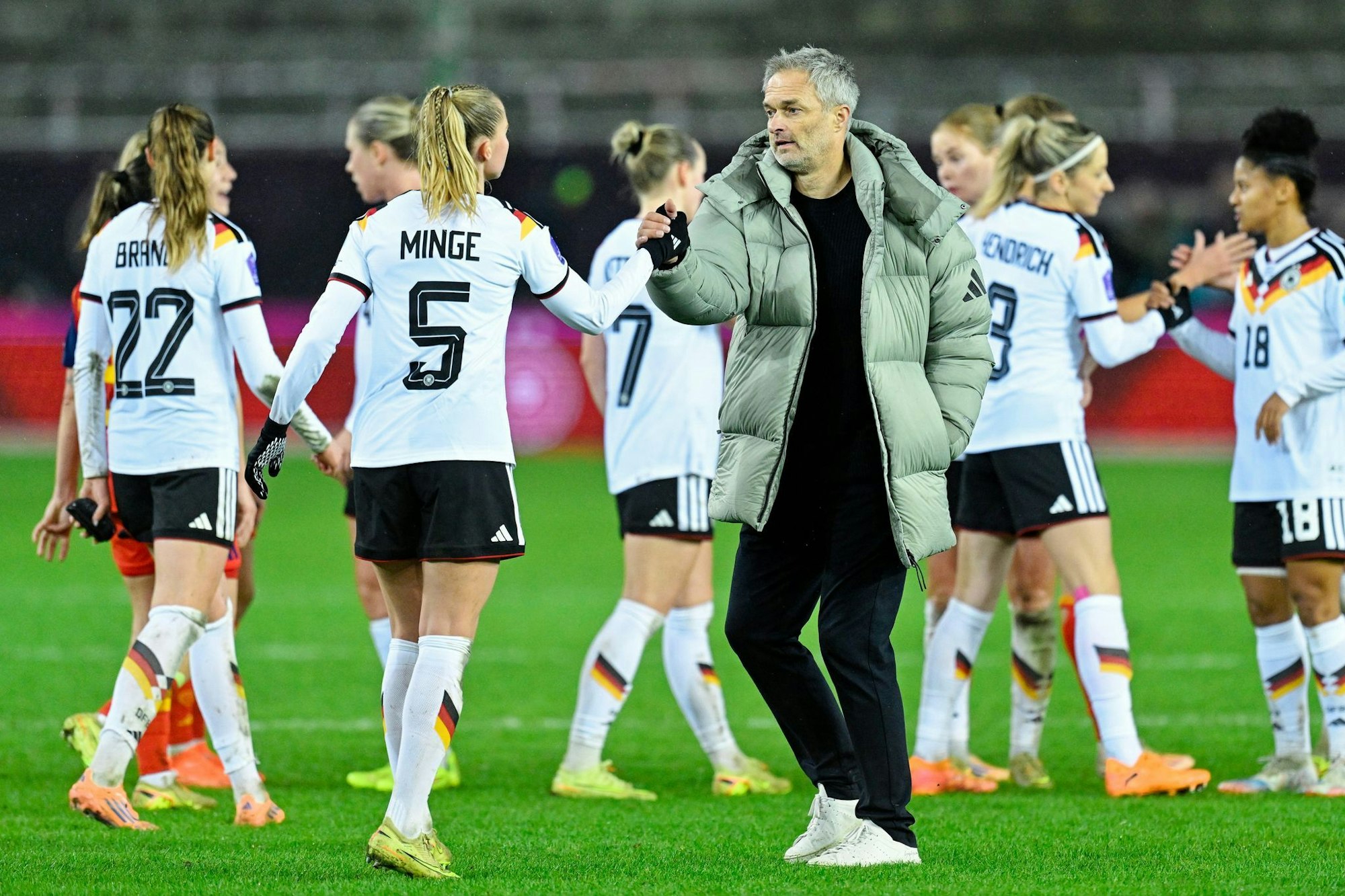 Hoffen auf den Zuschlag der EM 2029: Bundestrainer Wück und die deutschen Fußballerinnen.