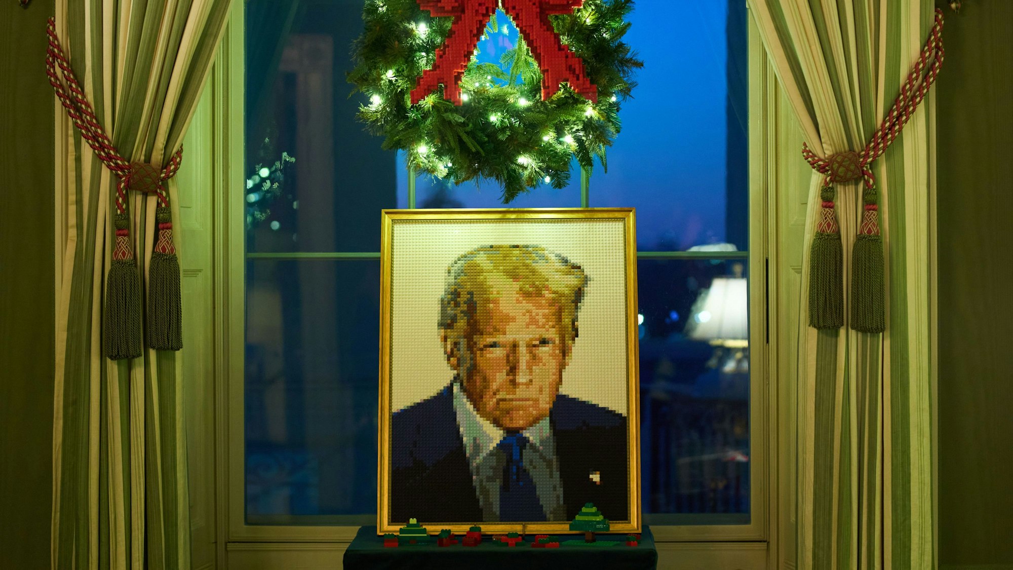 Das Bild zeigt ein Lego-Porträt von Präsident Donald Trump im Green Room des Weißen Hauses während einer Pressevorschau auf die Weihnachtsdekoration "Home is Where the Heart Is". Foto: Evan Vucci/AP/dpa
