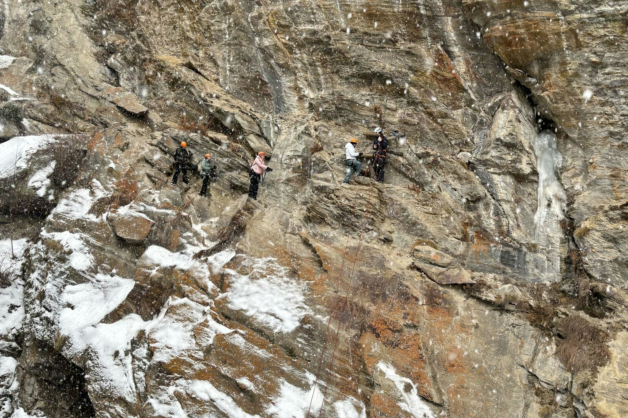 Wie die Ziegen am Berg: An der Steilwand wird klar, wieso hier kein Meter ohne Sicherung gegangen werden sollte.