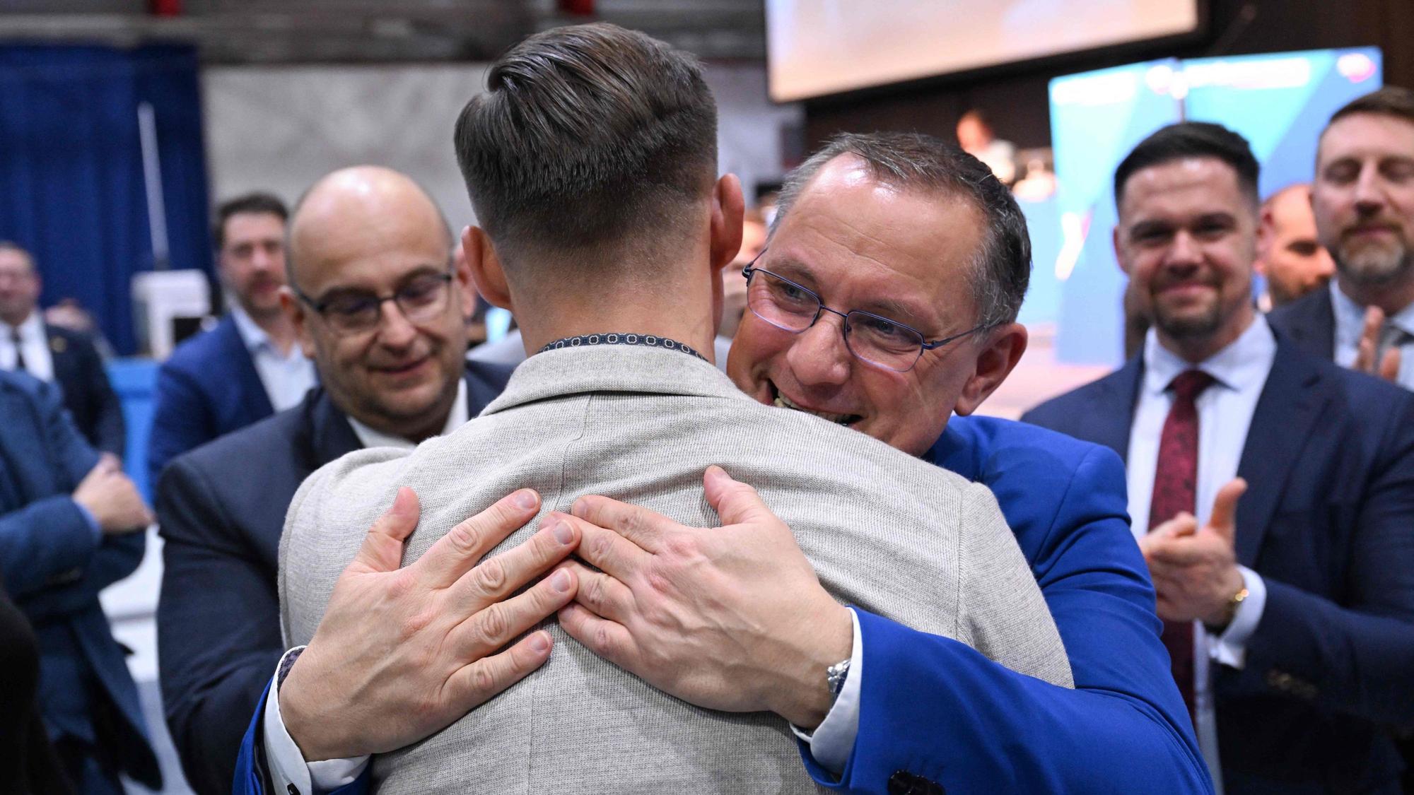 AfD-Parteichef Tino Chrupalla umarmt den frisch gewählten Vorsitzenden des AfD-Nachwuchses Generation Deutschland, Jean-Pascal Hohm. (Archivbild)