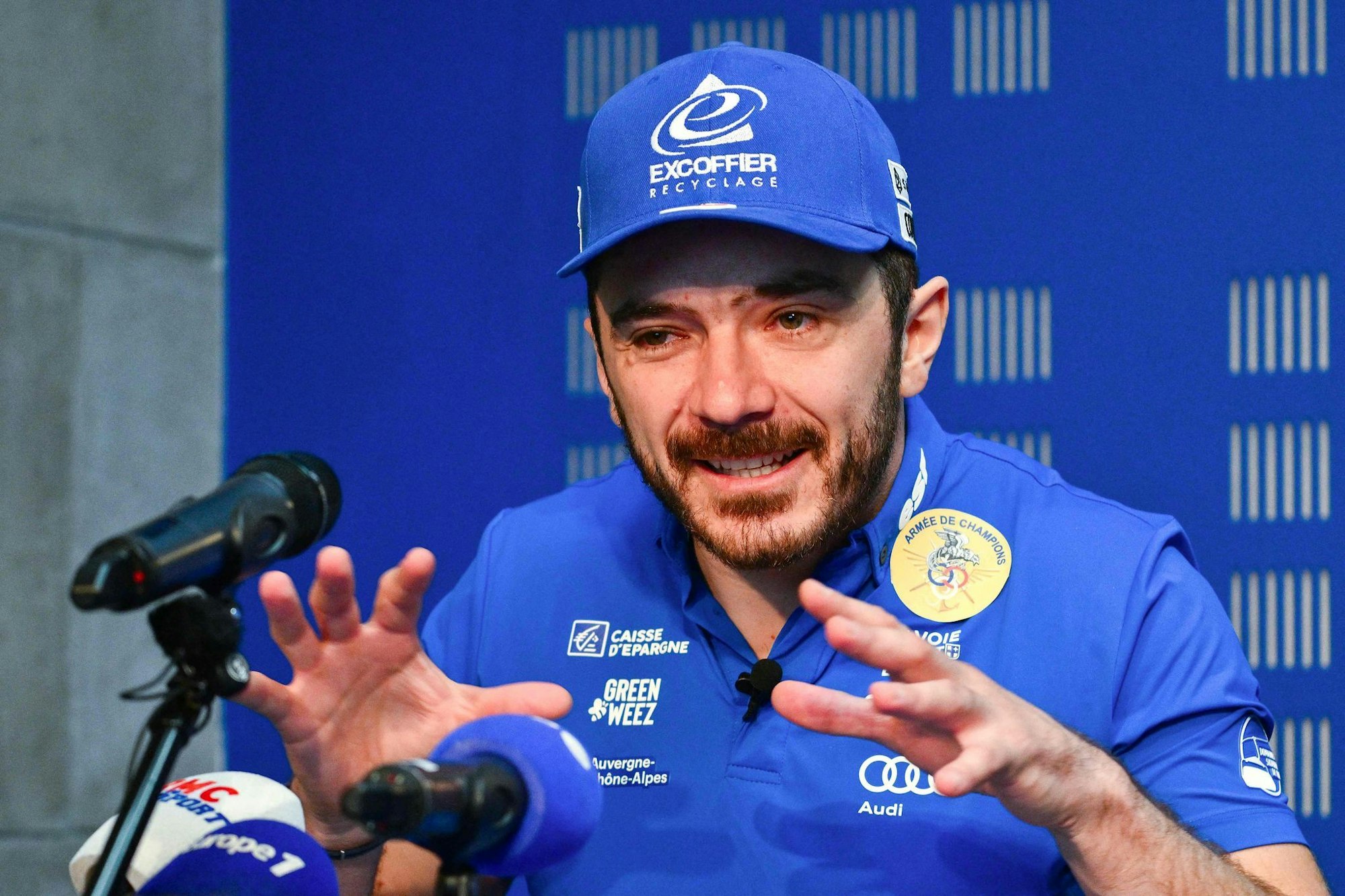 Cyprien Sarrazin spricht bei einer Pressekonferenz über seinen Unfall von Bormio. (Archivbild)
