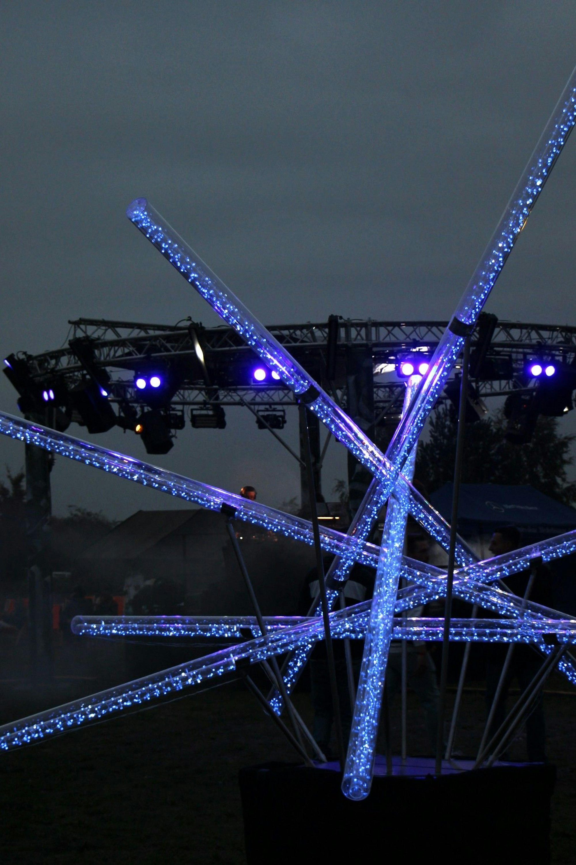 Das Foto zeigt ein Kunstwerk aus Röhren mit LEDs.