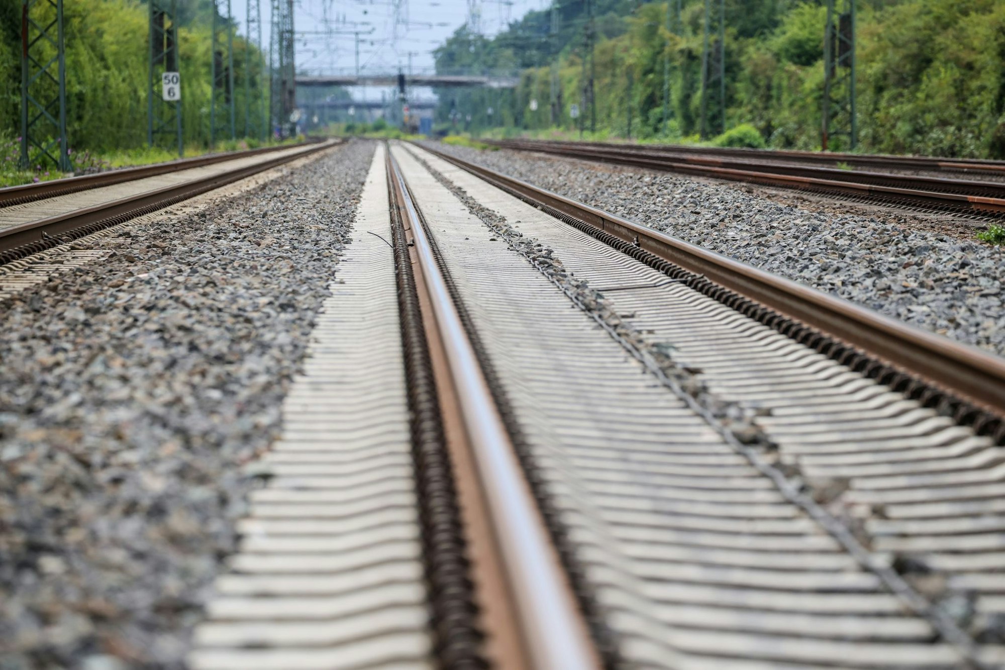 Ein gelegter Brand in einem Kabelkanal behindert den Bahnverkehr rund um Viersen. (Symbolbild)