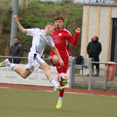 Das Bild zeigt den Fußballer des SC Germania Erftstadt-Lechenich beim Schuss.