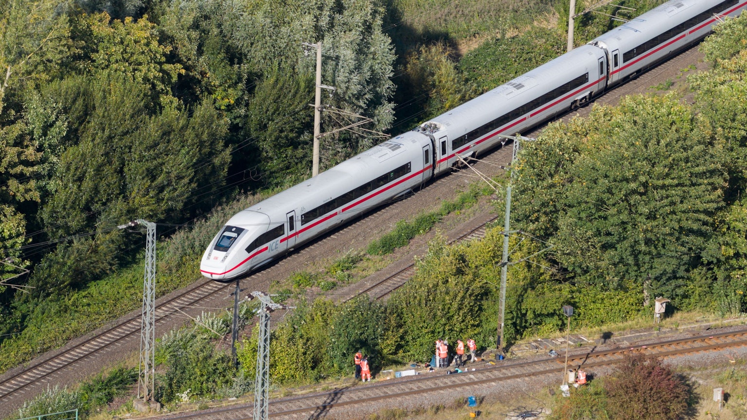 Mitarbeiter der Deutschen Bahn arbeiten nach einem Brand an einer Bahnstrecke in der Nähe eines Stellwerkes