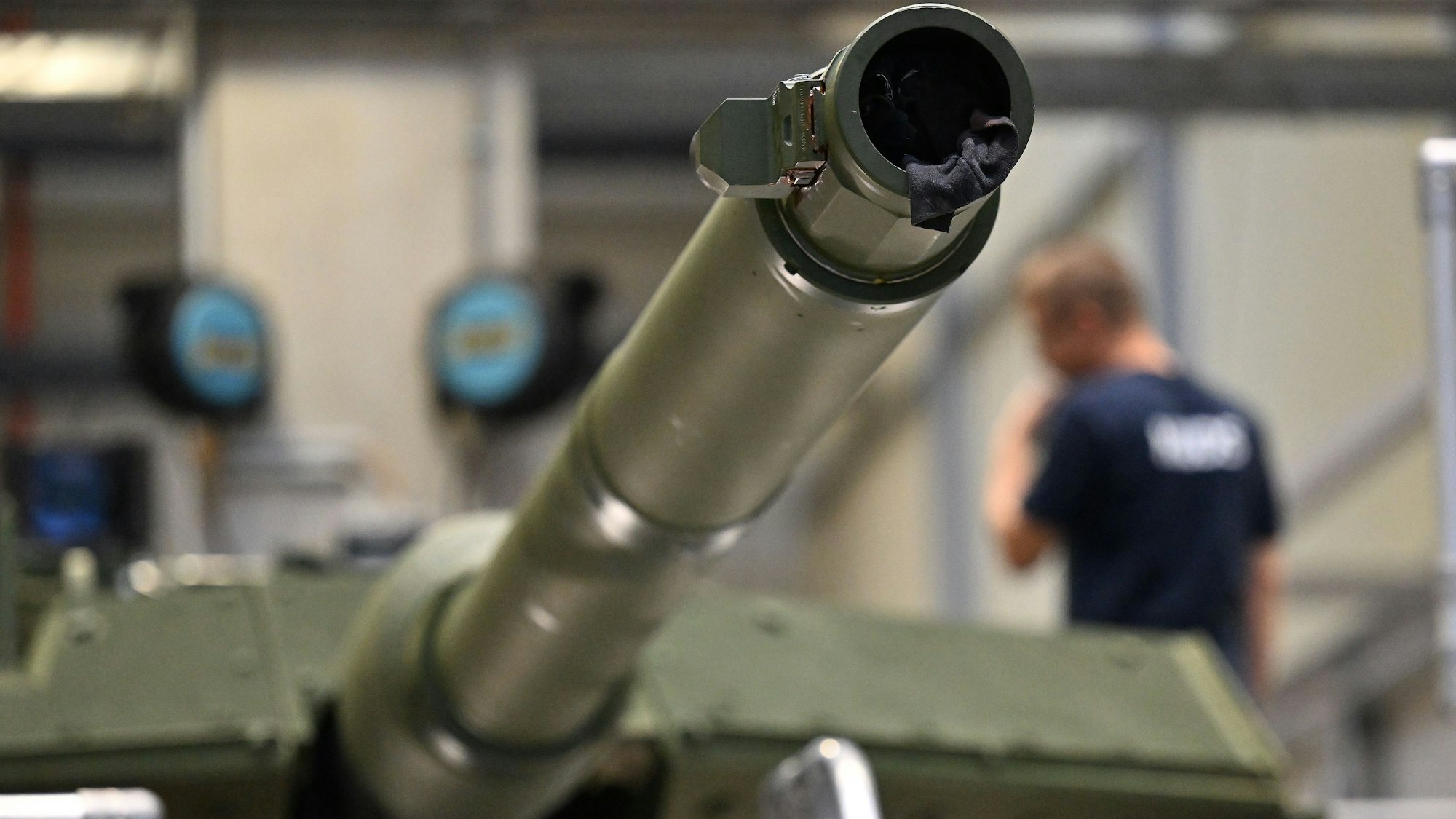 Kassel: Ein Mitarbeiter arbeitet an einem Kampfpanzer vom Typ Leopard 2 im KNDS-Werk