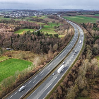 Blick auf die Autobahn 45 in der Nähe von Olpe, wo die Hände gefunden wurden. (Archivbild)
