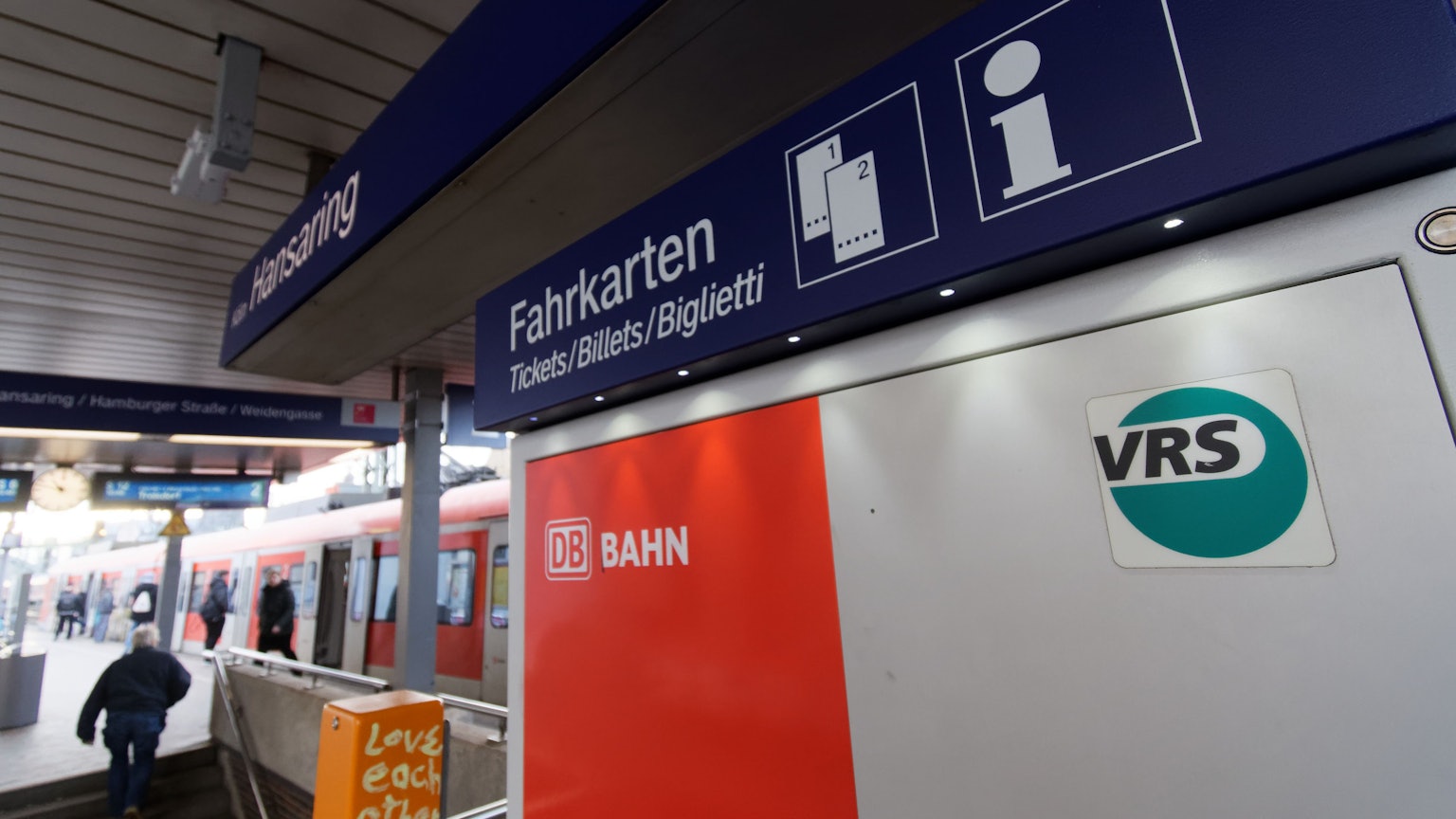 Köln: Ein Logo des Verkehrsverbundes Rhein-Sieg klebt an einem Fahrkartenautomaten auf der Station Hansaring.