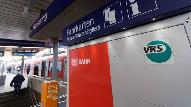 Köln: Ein Logo des Verkehrsverbundes Rhein-Sieg klebt an einem Fahrkartenautomaten auf der Station Hansaring.
