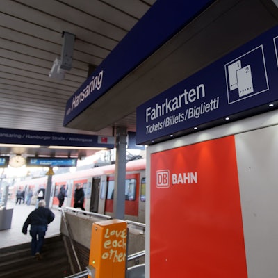 Köln: Ein Logo des Verkehrsverbundes Rhein-Sieg klebt an einem Fahrkartenautomaten auf der Station Hansaring.
