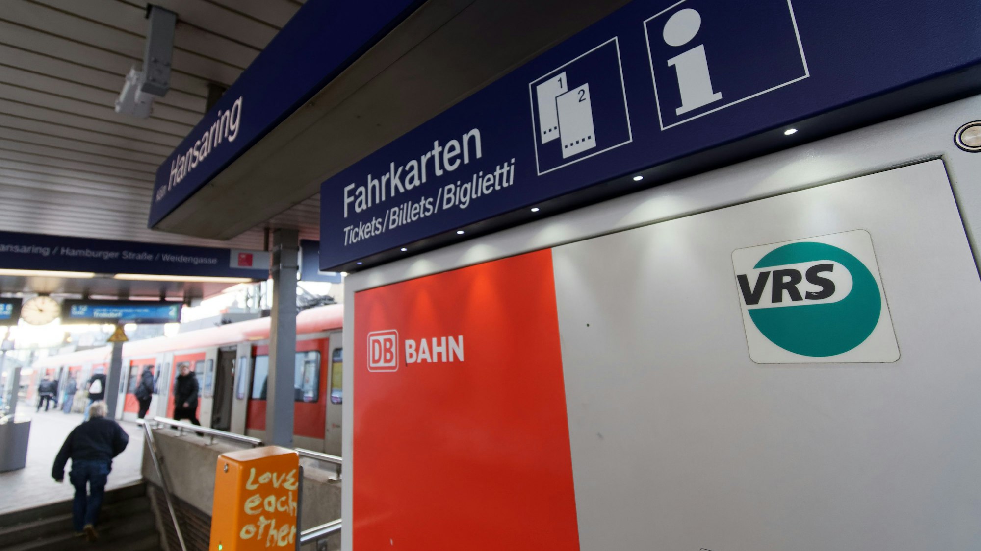 Köln: Ein Logo des Verkehrsverbundes Rhein-Sieg klebt an einem Fahrkartenautomaten auf der Station Hansaring.
