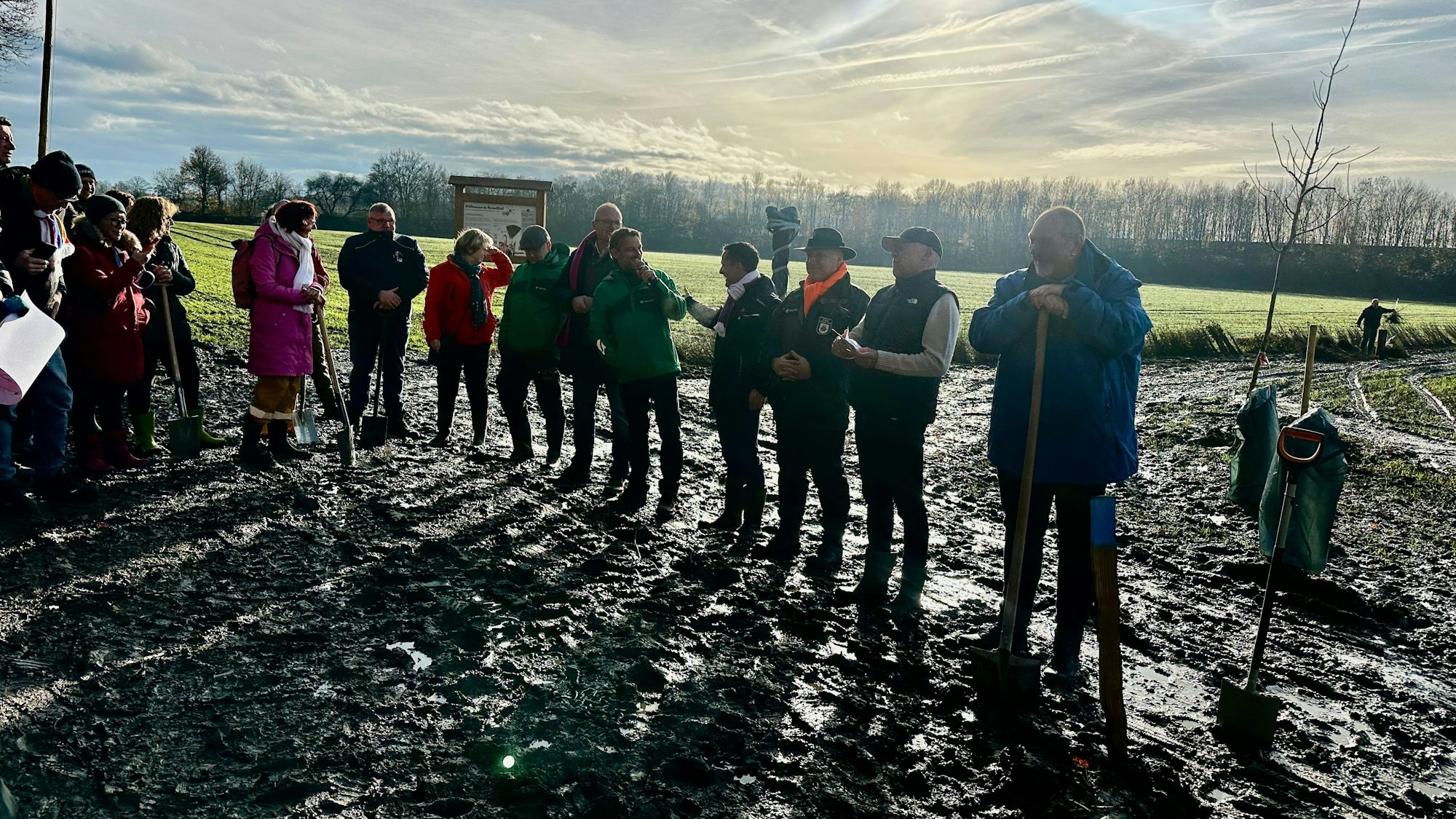 Auf einer Fläche von zwei Fußballfeldern werden knapp 10.000 Bäume und Sträucher gepflanzt.