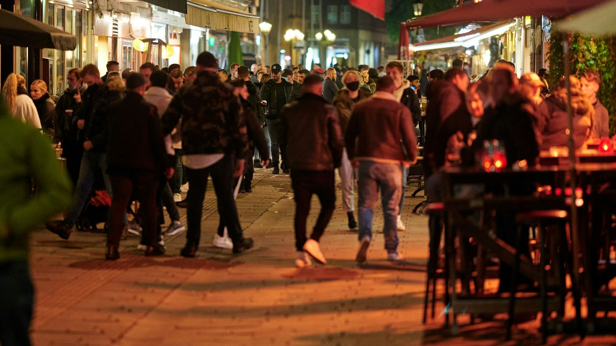 Kölsch oder Alt? Köln oder Düsseldorf - wer hat die längste Theke? Diese Frage ist statistisch entschieden. (Archivbild)