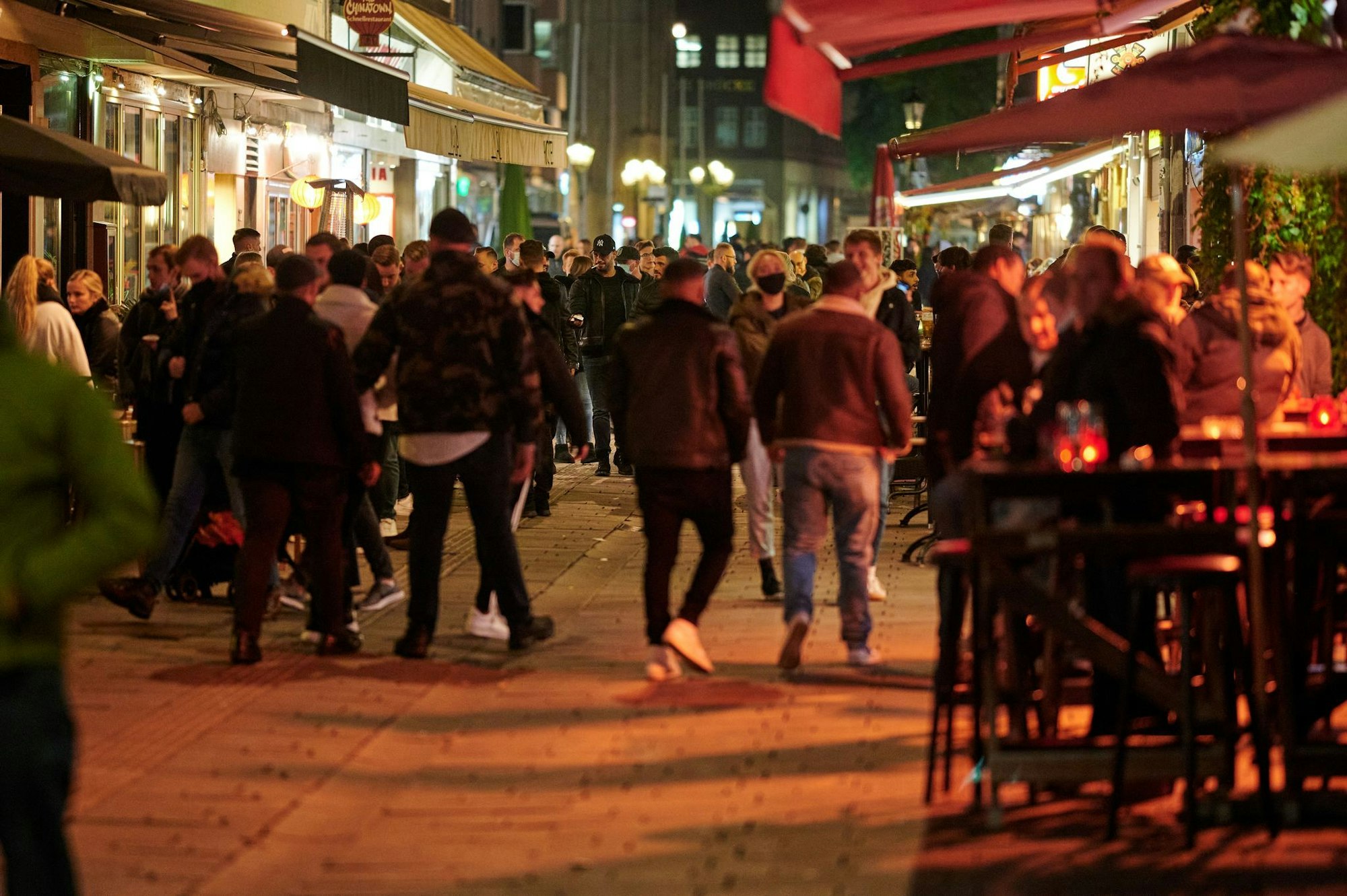 Kölsch oder Alt? Köln oder Düsseldorf - wer hat die längste Theke? Diese Frage ist statistisch entschieden. (Archivbild)