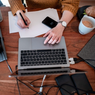 Manche Arbeitnehmer setzen Künstliche Intelligenz zur Unterstützung ein. (Symbolbild)