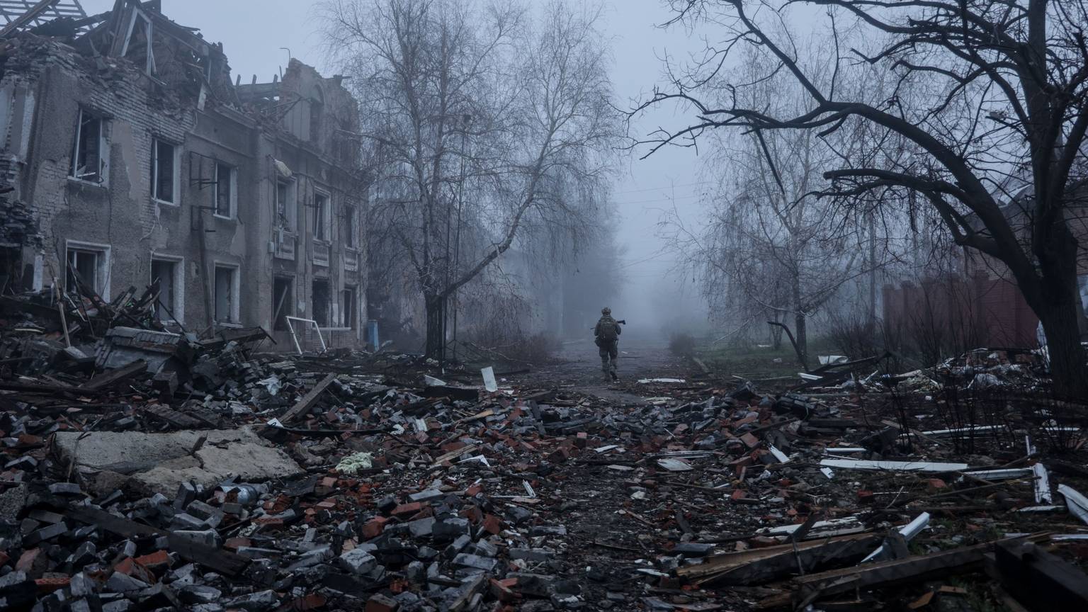 Ein ukrainischer Soldat geht eine Straße in der Frontstadt Kostjantyniwka entlang, dem Schauplatz schwerer Kämpfe mit russischen Truppen in der Region Donezk.